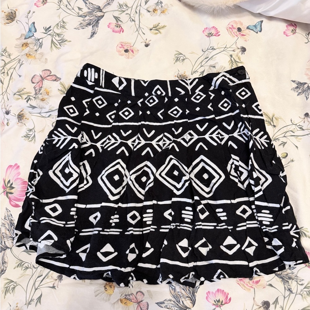 Forever 21 Geometric Black and White Pleated Skirt